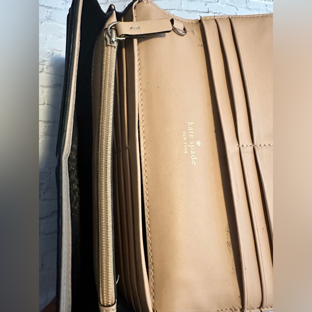 Kate Spade Wallet. - Picture 9 of 11